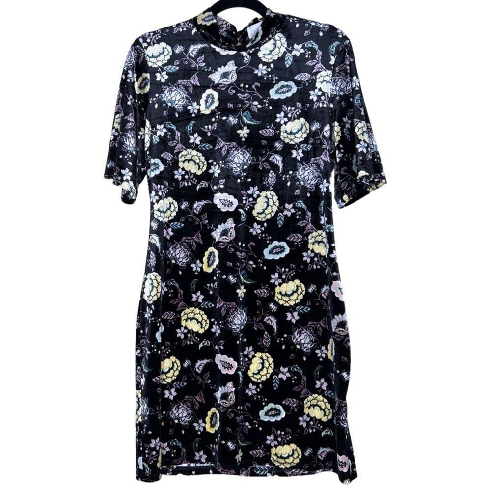 Current Project Style # CD3009 Women Size Large Paisley Floral Mock Neck Short